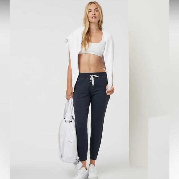 Vuori performance joggers - Picture 3 of 4